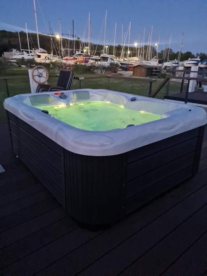 Floating House Varoni Pola Esterno foto